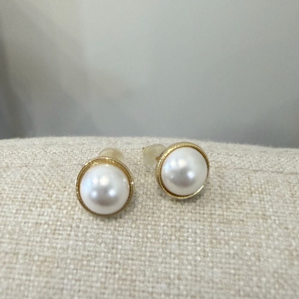 Women’s Gold Faux Pearl Stud Earrings Dainty Minimalist